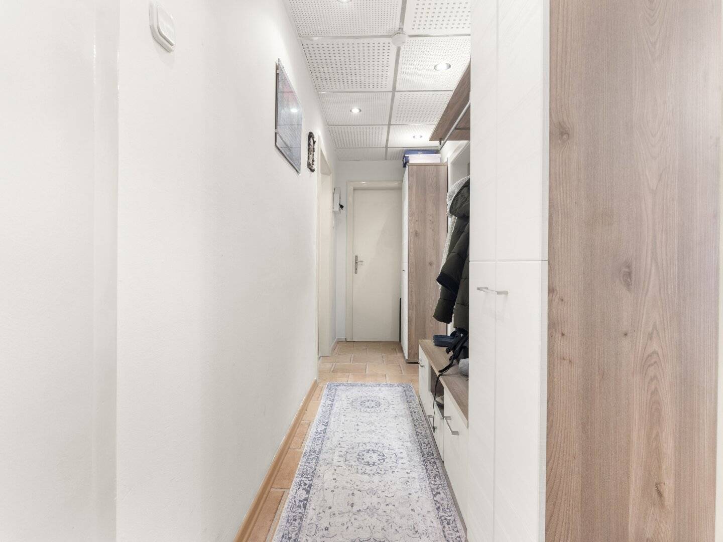 moderne 4-Zimmer Wohnung mit Balkon - WG geeignet