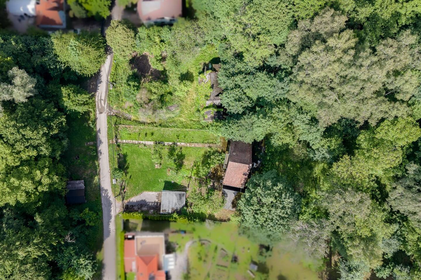 Traumhaftes Grundstück mit sanierungsbedürftigem Bestandshaus und Neubaufläche in absoluter Ruhelage