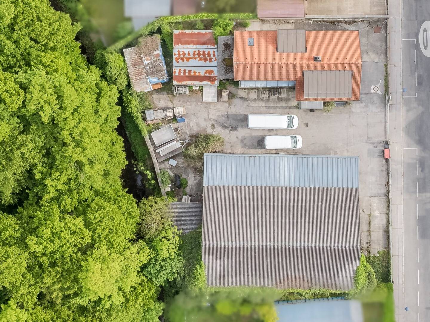 Grundstück mit mit Büro- und Lagergebäude in Top-Grünlage des 14. Bezirks