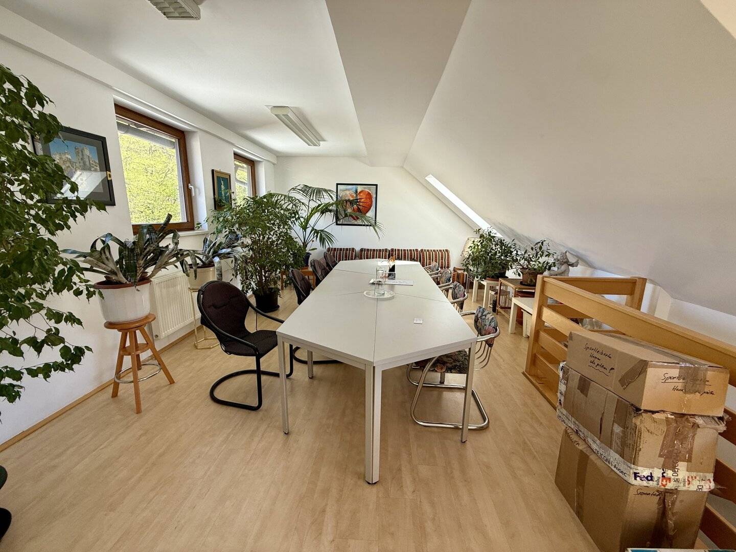 Grundstück mit mit Büro- und Lagergebäude in Top-Grünlage des 14. Bezirks