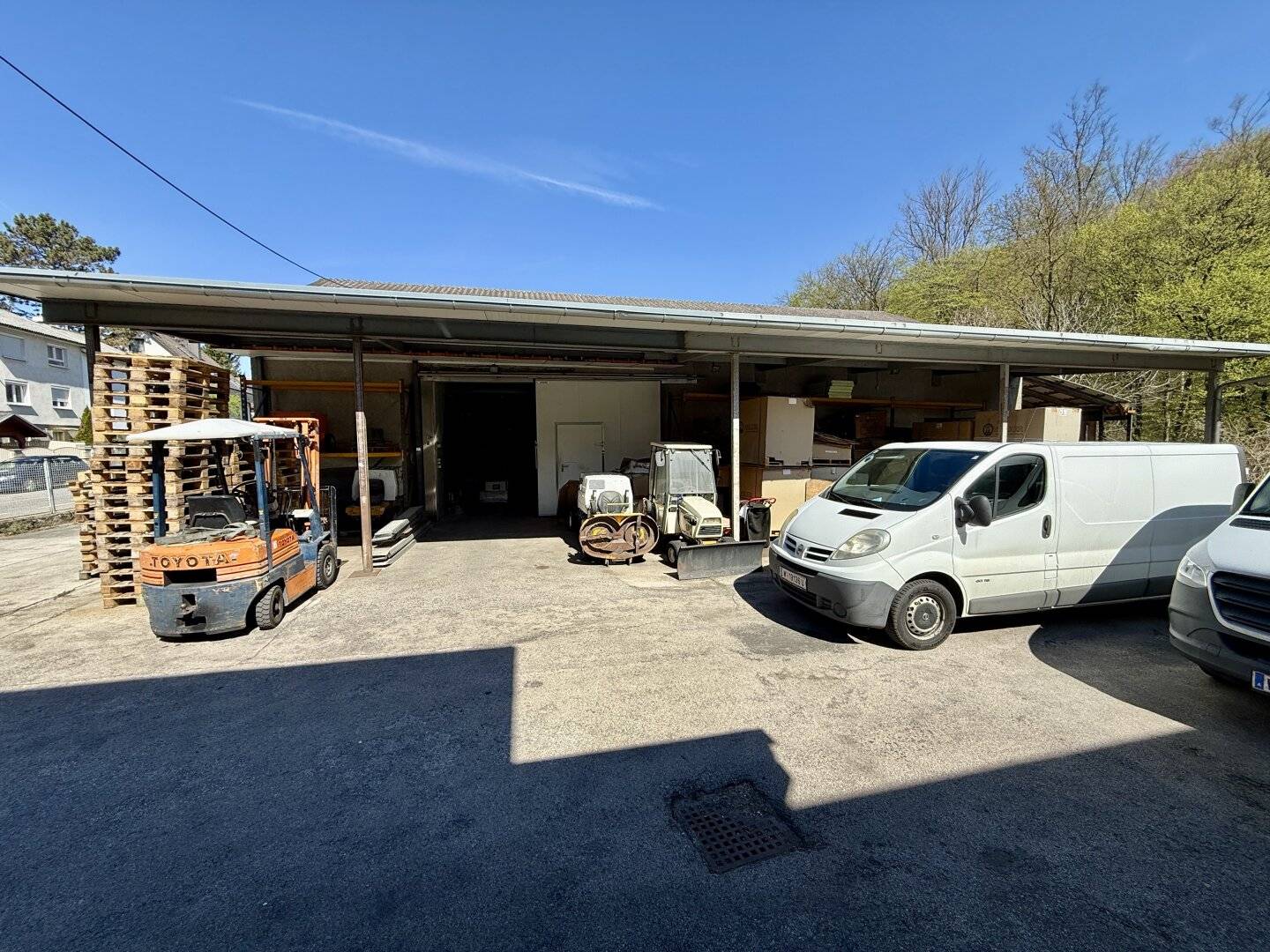 Grundstück mit mit Büro- und Lagergebäude in Top-Grünlage des 14. Bezirks