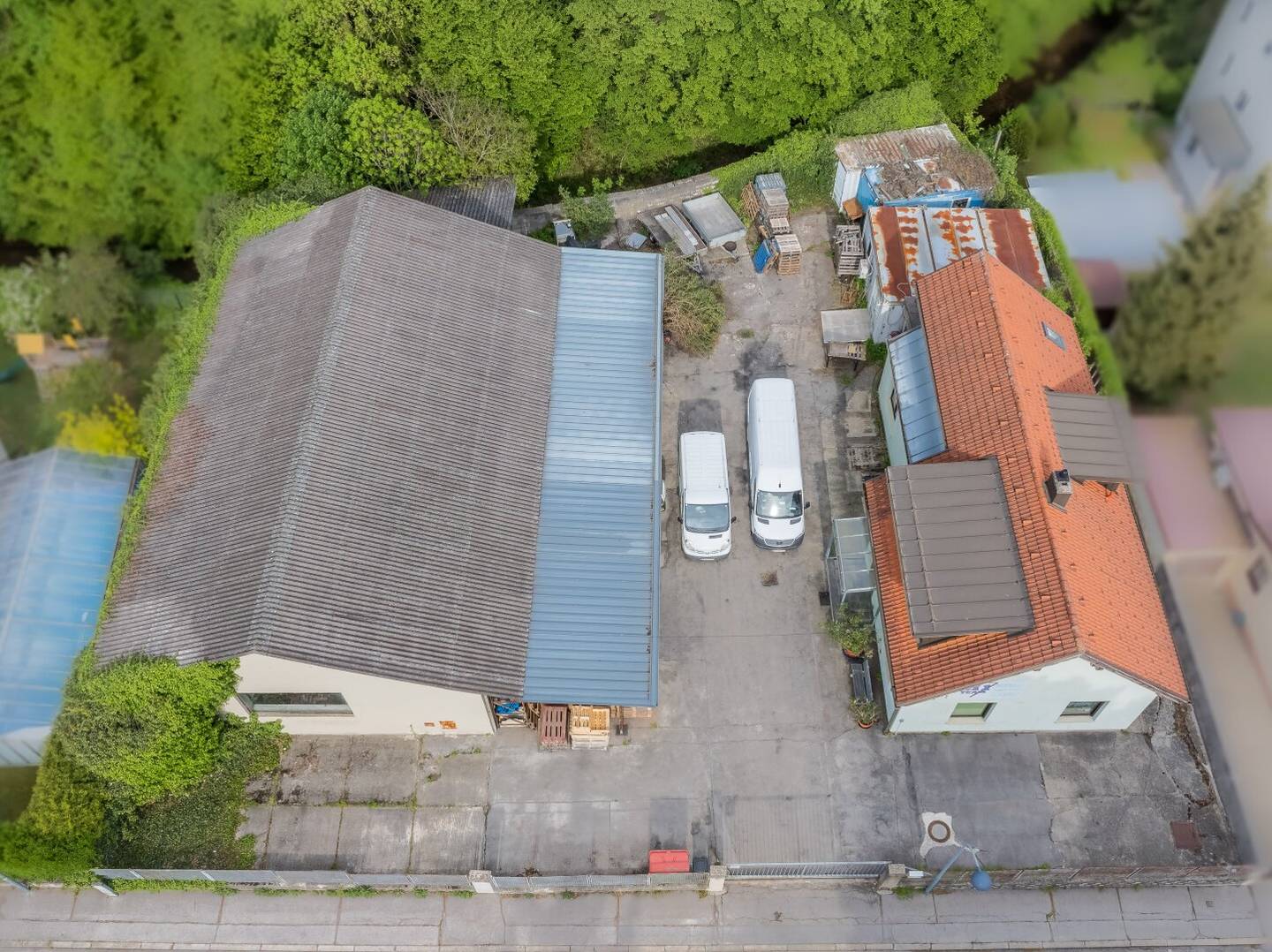 Grundstück mit mit Büro- und Lagergebäude in Top-Grünlage des 14. Bezirks