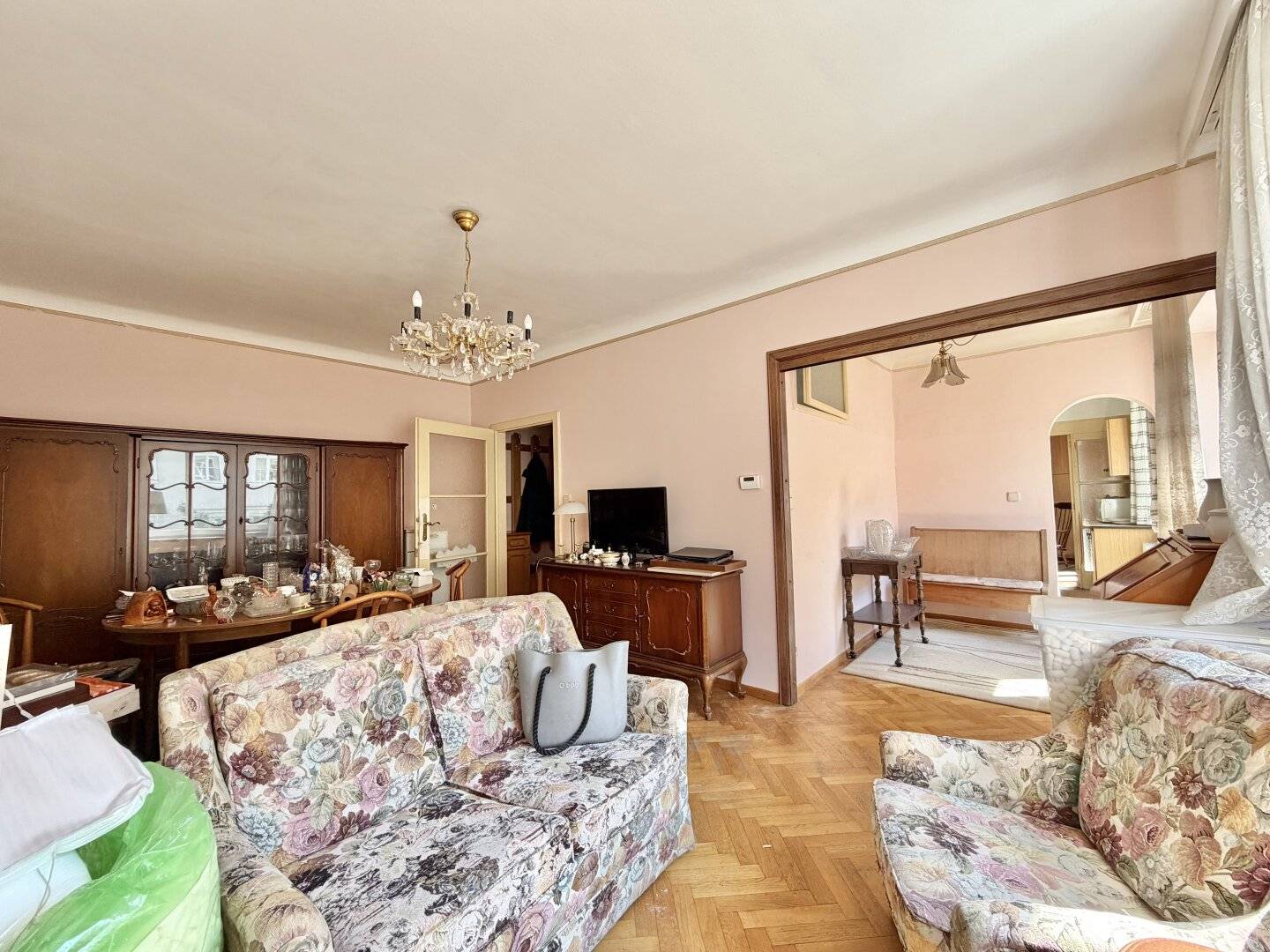 SANIERUNGSBEDÜRFTIGE 2-ZIMMER-WOHNUNG IN TOP LAGE NEBEN DER TAUBSTUMMENGASSE