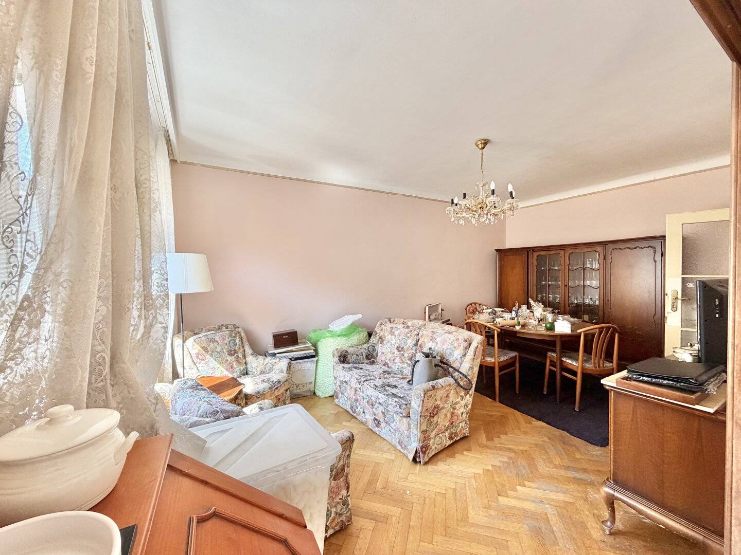 SANIERUNGSBEDÜRFTIGE 2-ZIMMER-WOHNUNG IN TOP LAGE NEBEN DER TAUBSTUMMENGASSE