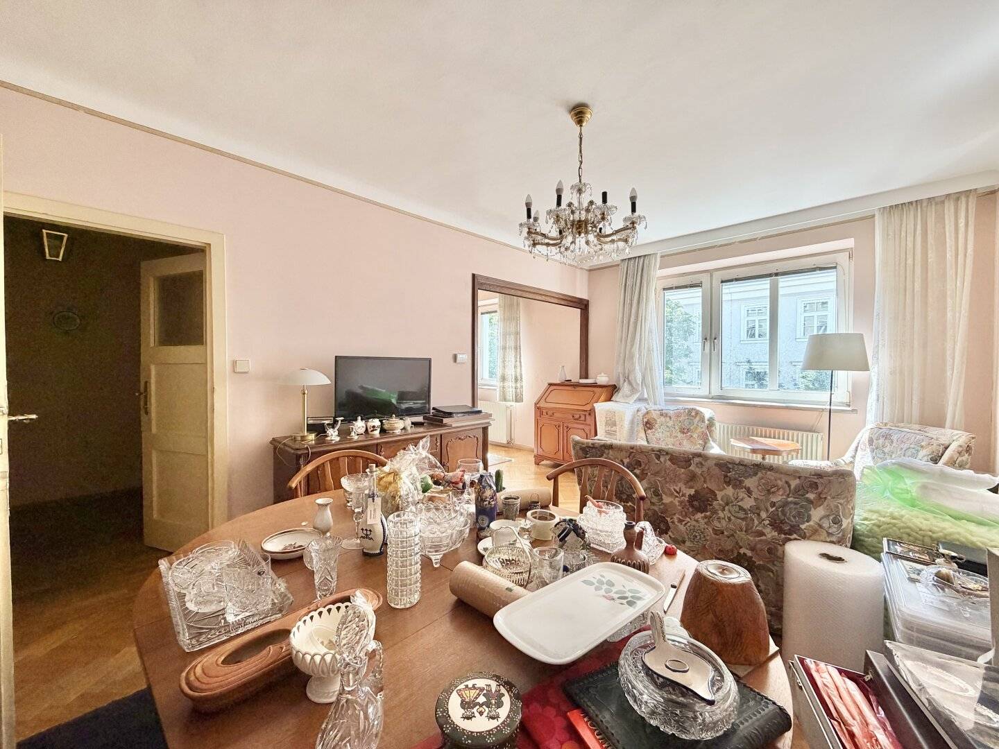 SANIERUNGSBEDÜRFTIGE 2-ZIMMER-WOHNUNG IN TOP LAGE NEBEN DER TAUBSTUMMENGASSE