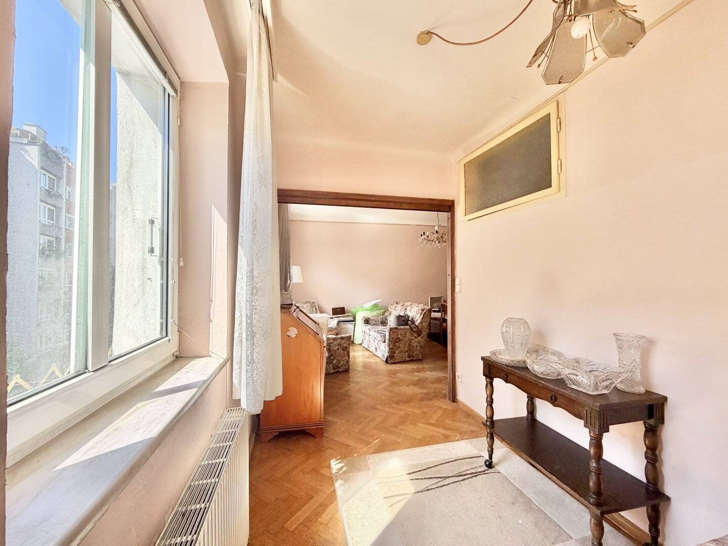 SANIERUNGSBEDÜRFTIGE 2-ZIMMER-WOHNUNG IN TOP LAGE NEBEN DER TAUBSTUMMENGASSE