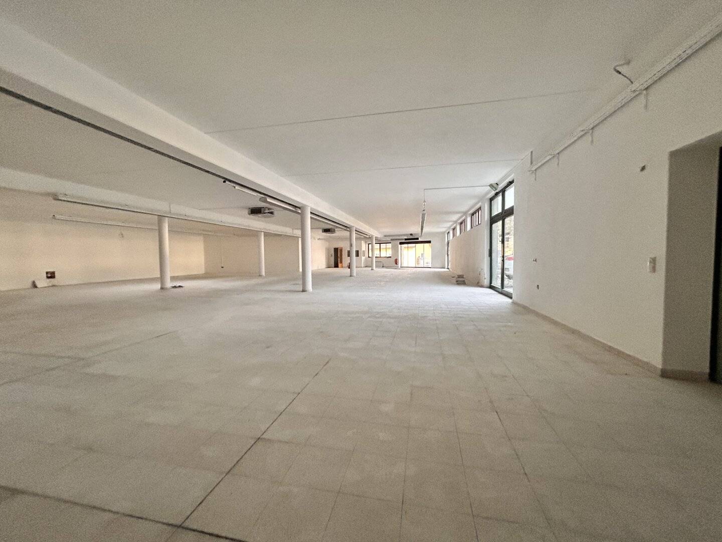 Vielseitiges Objekt mit Parkplätzen - Gewerbe, Büro, Handel, Produktion, Lager