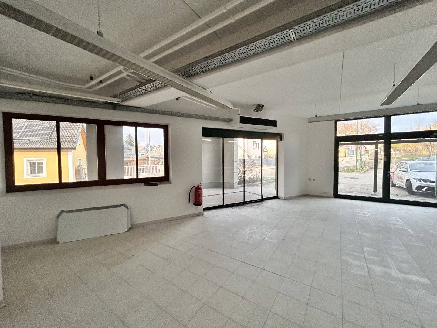 Vielseitiges Objekt mit Parkplätzen - Gewerbe, Büro, Handel, Produktion, Lager