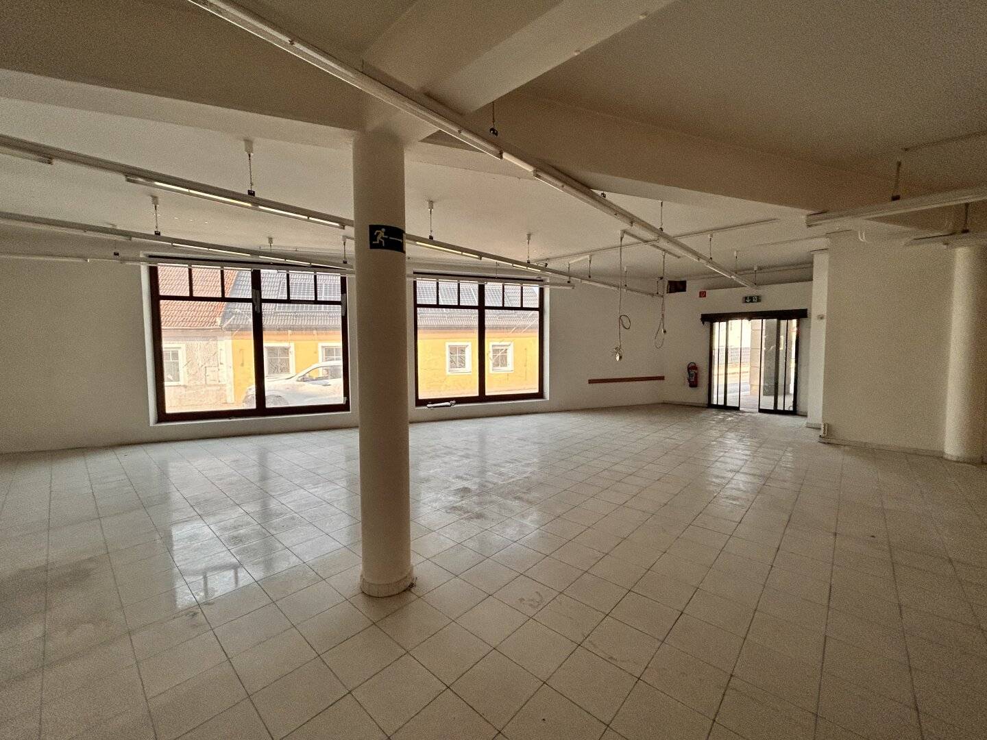 Helles Geschäftslokal mit großer Fensterfront an der Bundesstrasse mit Kundenparkplatz