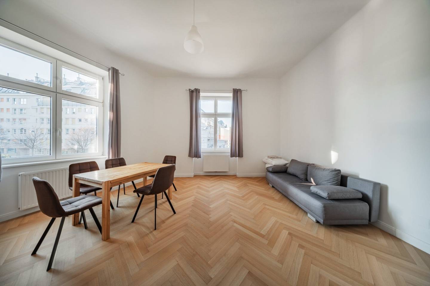 HOCHWERTIG RENOVIERTE 3 ZIMMER ALTBAUWOHNUNG  AUF DER WIEDNER HAUPTSTRASSE