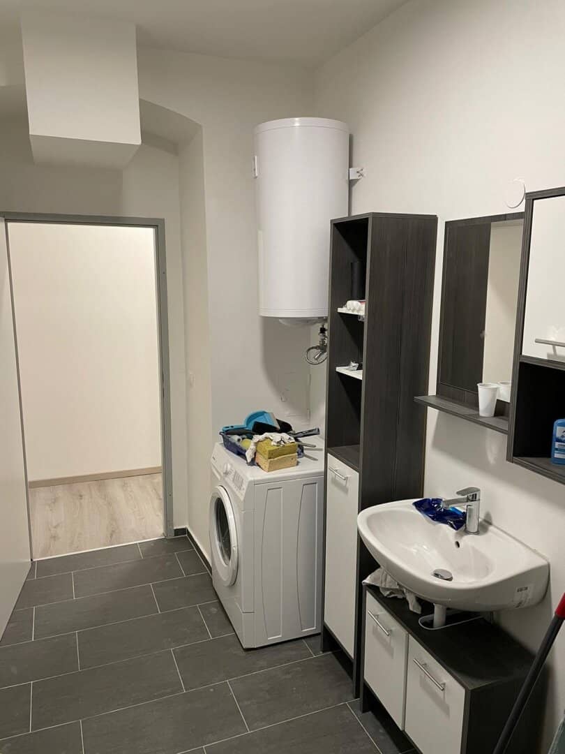 Geschäftslokal - Büro - Praxis - Atelier in guter Lage mit Schaufenster - zur Miete oder zum Kauf