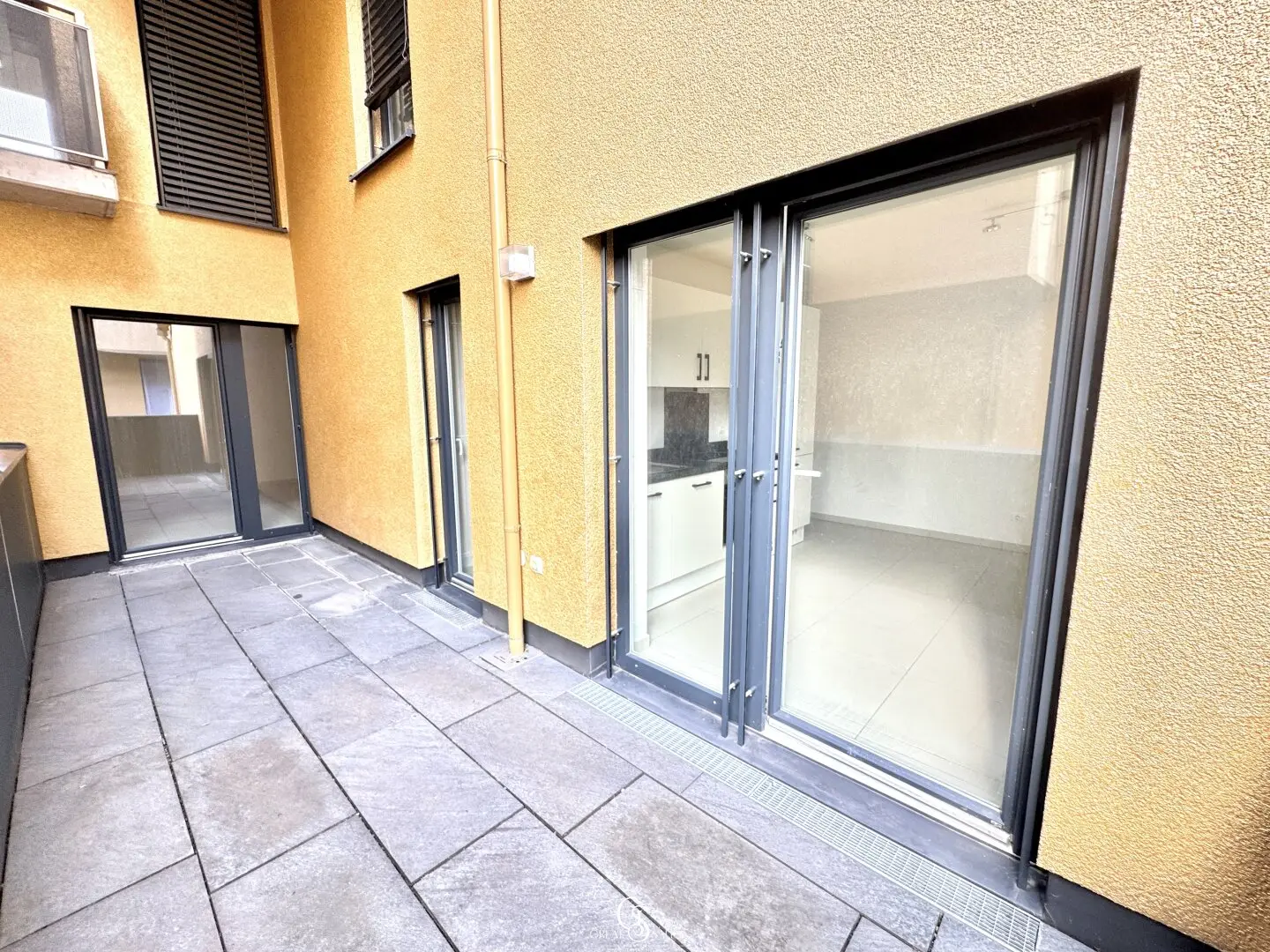 Neuwertige Drei-Zimmer Wohnung mit neuer Küchenzeile in exklusiver Wohnanalge