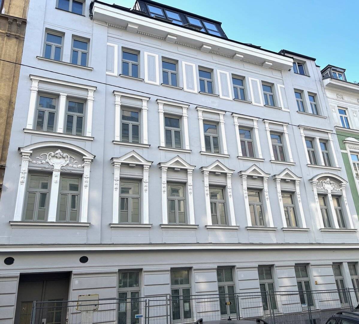 ELEGANZ TRIFFT MODERNE - ERSTBEZUG IM REVITALISIERTEN STILALTBAU - PROVISIONSFREI