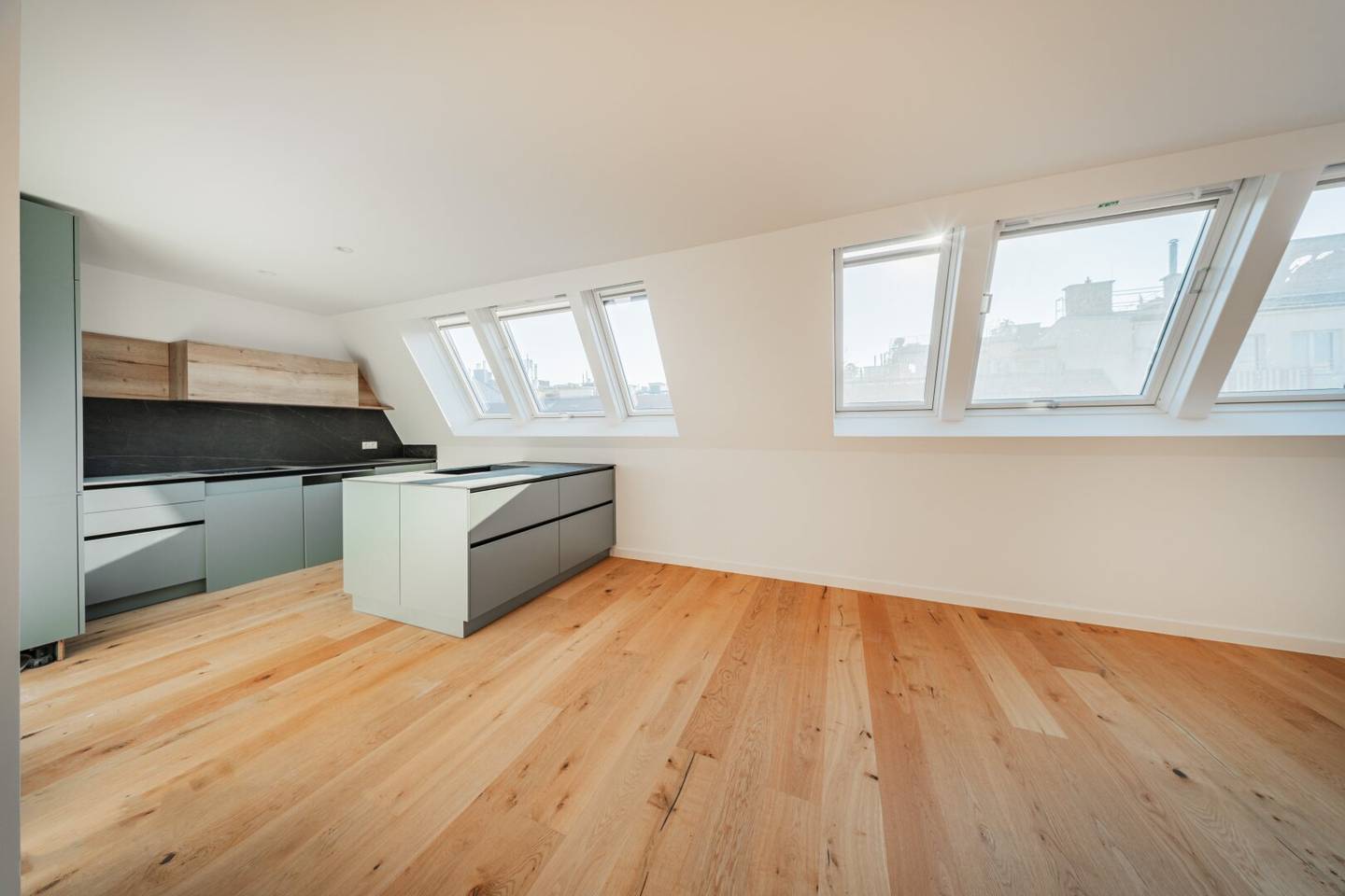 TOP SANIERTE 3 ZIMMER WOHNUNG IM DG AUF 2 EBENEN MIT TERRASSE NÄHE SCHLOSS BELVEDERE