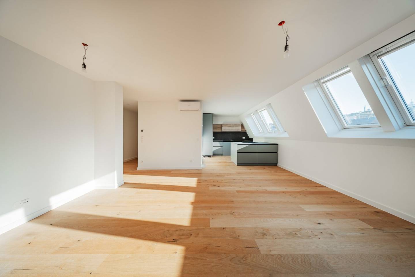 TOP SANIERTE 3 ZIMMER WOHNUNG IM DG AUF 2 EBENEN MIT TERRASSE NÄHE SCHLOSS BELVEDERE