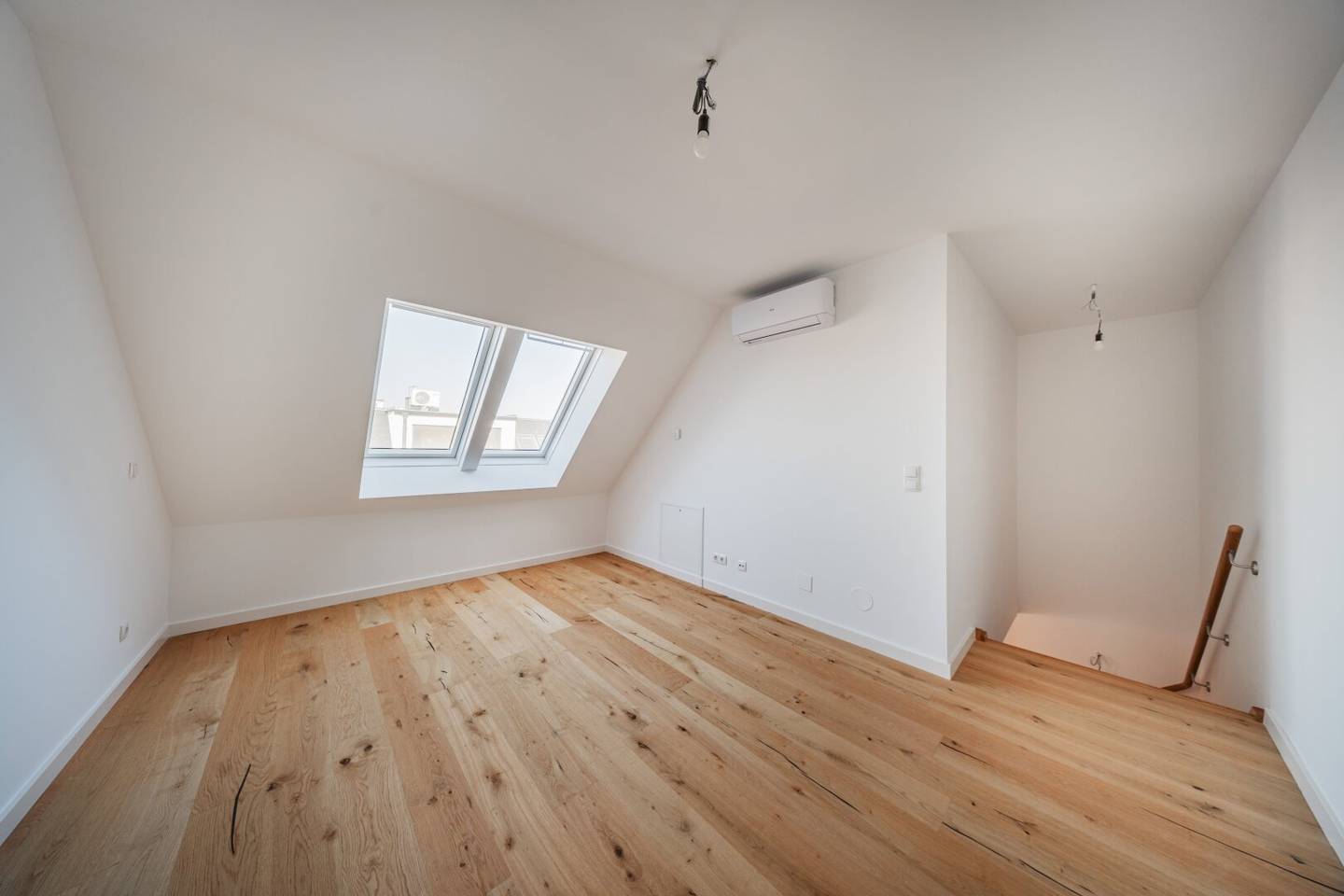 LICHTDURFLUTETE 2 ZIMMER DG WOHNUNG AUF 2 EBENEN MIT BALKON UND LOGGIA NÄHE SCHLOSS BELVEDERE