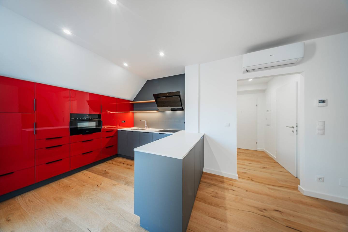 LICHTDURFLUTETE 2 ZIMMER DG WOHNUNG AUF 2 EBENEN MIT BALKON UND LOGGIA NÄHE SCHLOSS BELVEDERE
