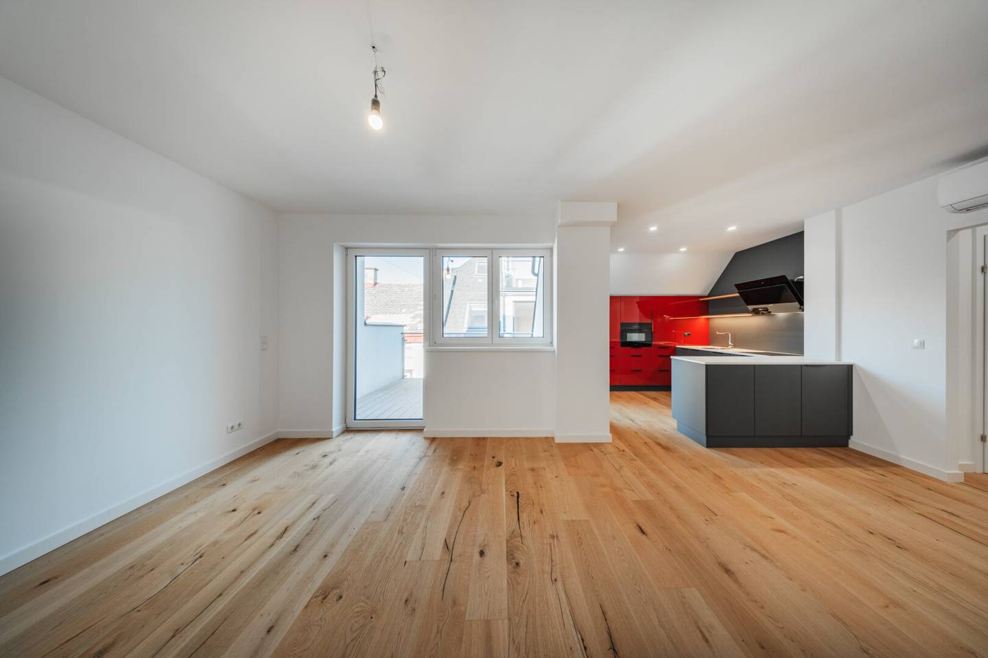 LICHTDURFLUTETE 2 ZIMMER DG WOHNUNG AUF 2 EBENEN MIT BALKON UND LOGGIA NÄHE SCHLOSS BELVEDERE