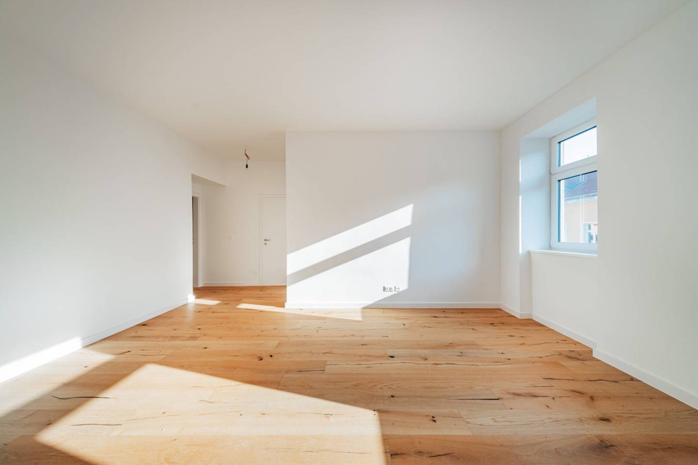 LICHTDURCHFLUTETE 2 ZIMMER ALTBAUWOHNUNG NÄHE SCHLOSS BELVEDERE