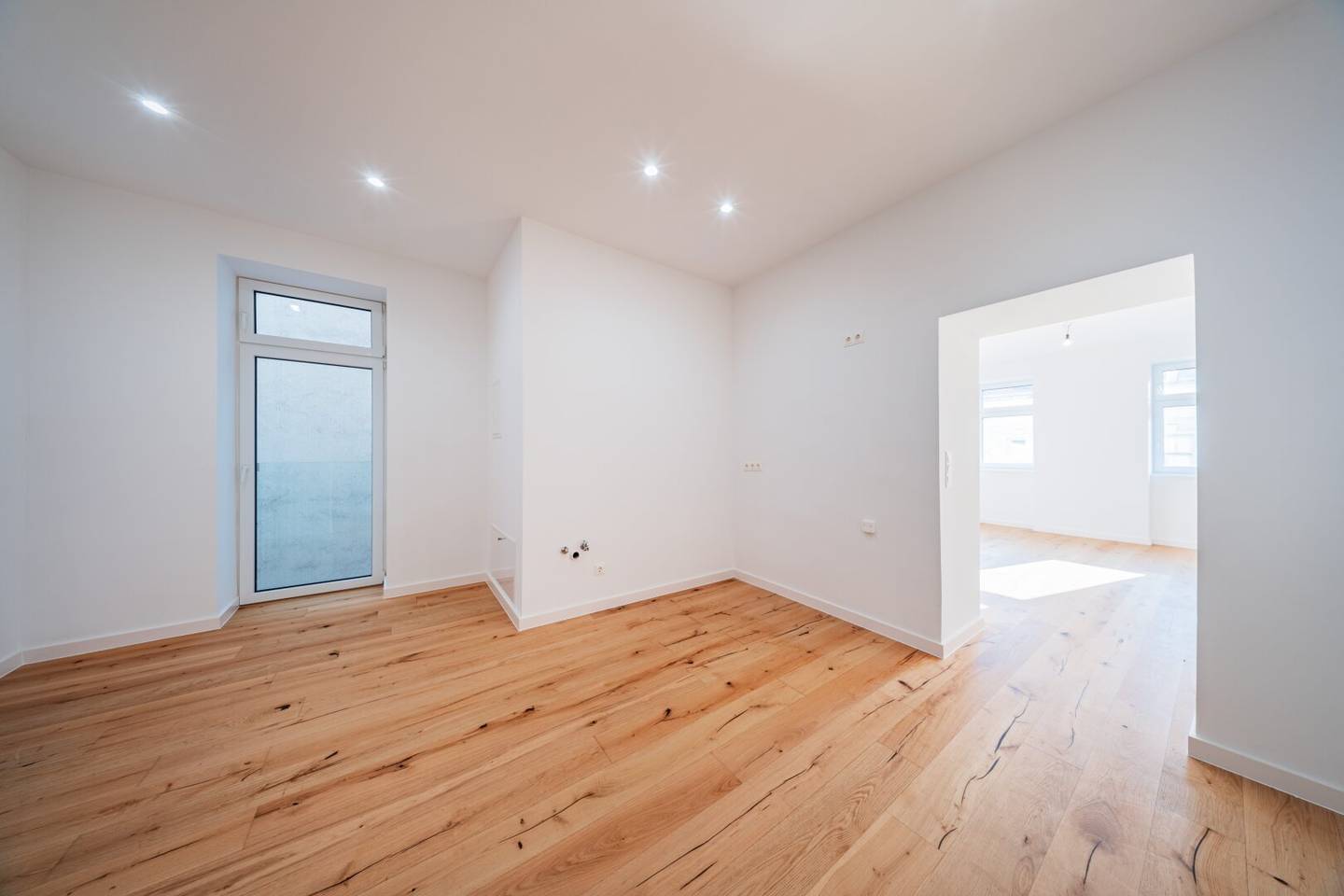 LICHTDURCHFLUTETE 2 ZIMMER ALTBAUWOHNUNG NÄHE SCHLOSS BELVEDERE