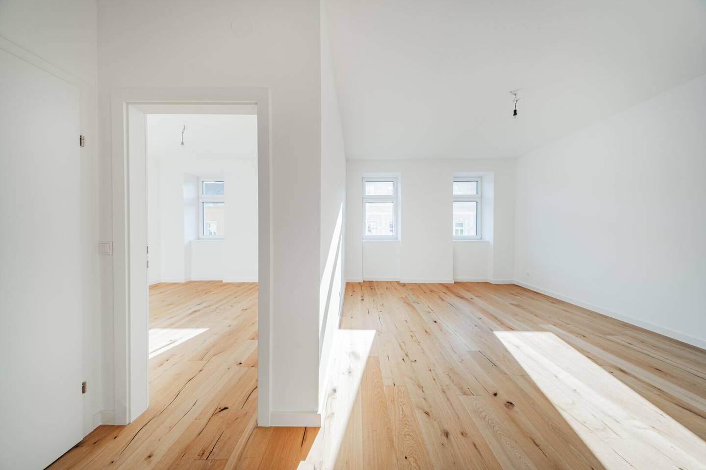 LICHTDURCHFLUTETE 2 ZIMMER ALTBAUWOHNUNG NÄHE SCHLOSS BELVEDERE