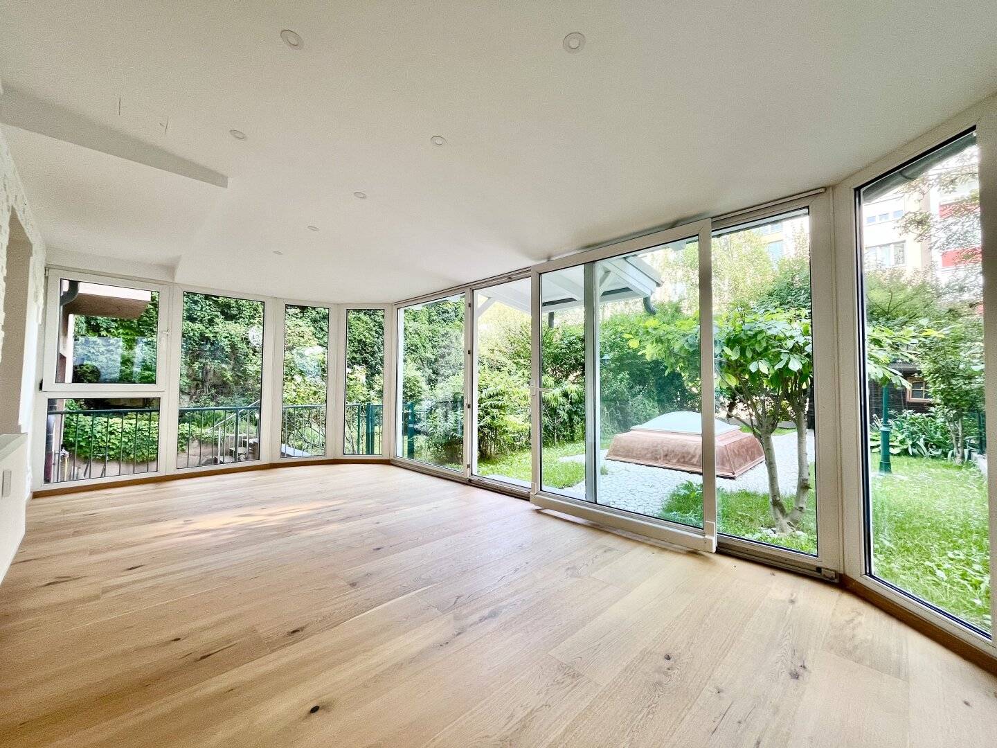 ERSTBEZUG NACH SANIERUNG – 3-ZIMMER-GARTENWOHNUNG MIT WINTERGARTEN IN RUHIGER LAGE