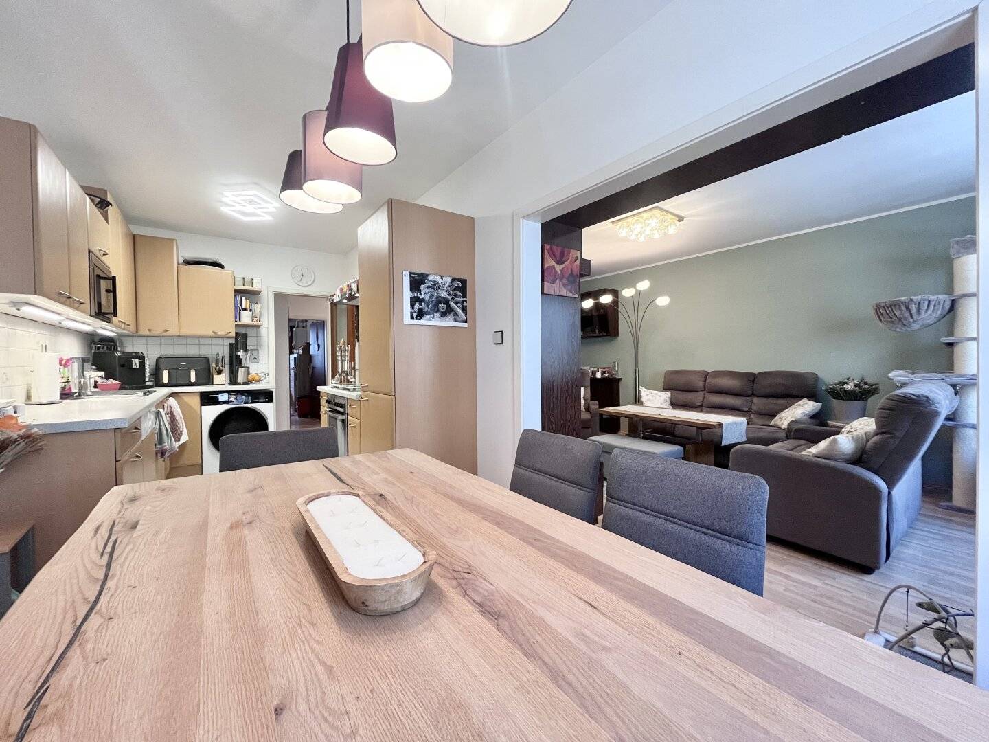 MODERNISIERTE 4-ZIMMER-WOHNUNG + STELLPLATZ IN GEPFLEGTEM NEUBAU