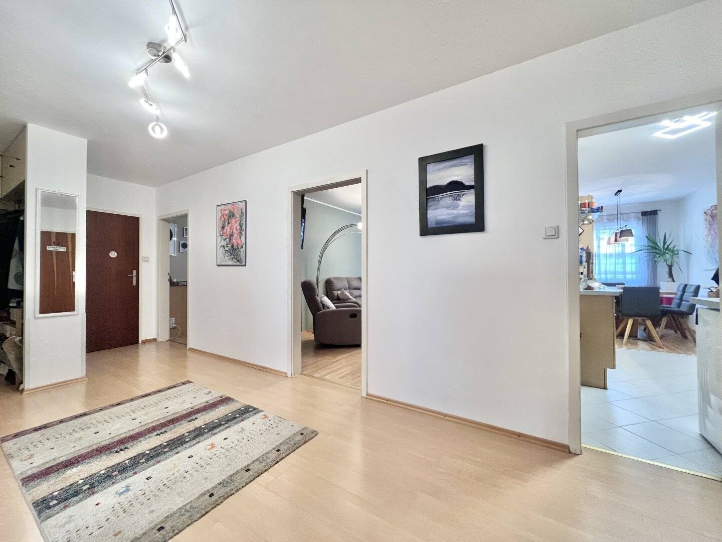 MODERNISIERTE 4-ZIMMER-WOHNUNG + STELLPLATZ IN GEPFLEGTEM NEUBAU