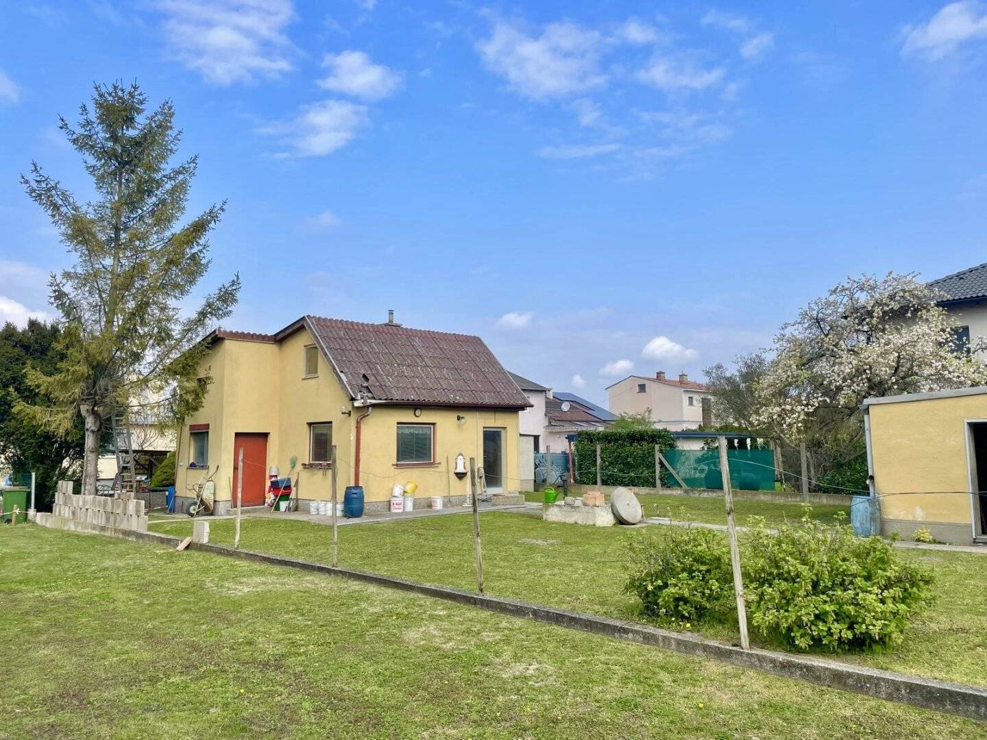 WOHNEN &amp; ENTSPANNEN AUF EIGENGRUND – KLEINES HAUS MIT GARTEN &amp; GARAGE + POTENZIAL