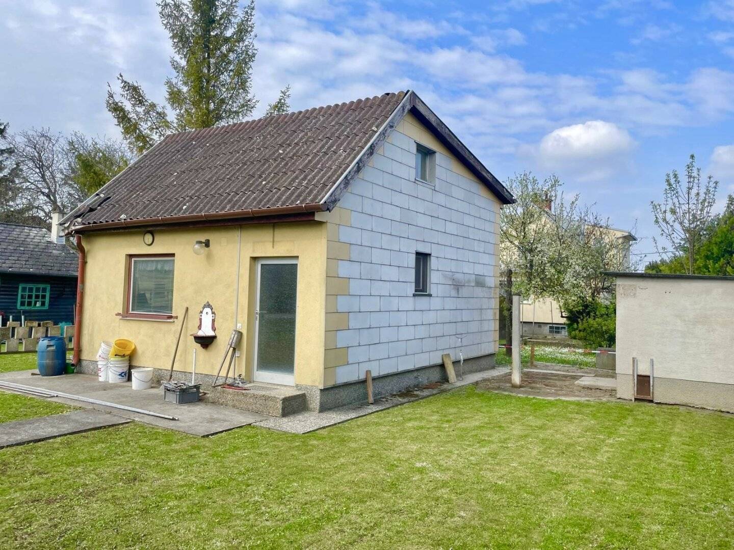 WOHNEN &amp; ENTSPANNEN AUF EIGENGRUND – KLEINES HAUS MIT GARTEN &amp; GARAGE + POTENZIAL