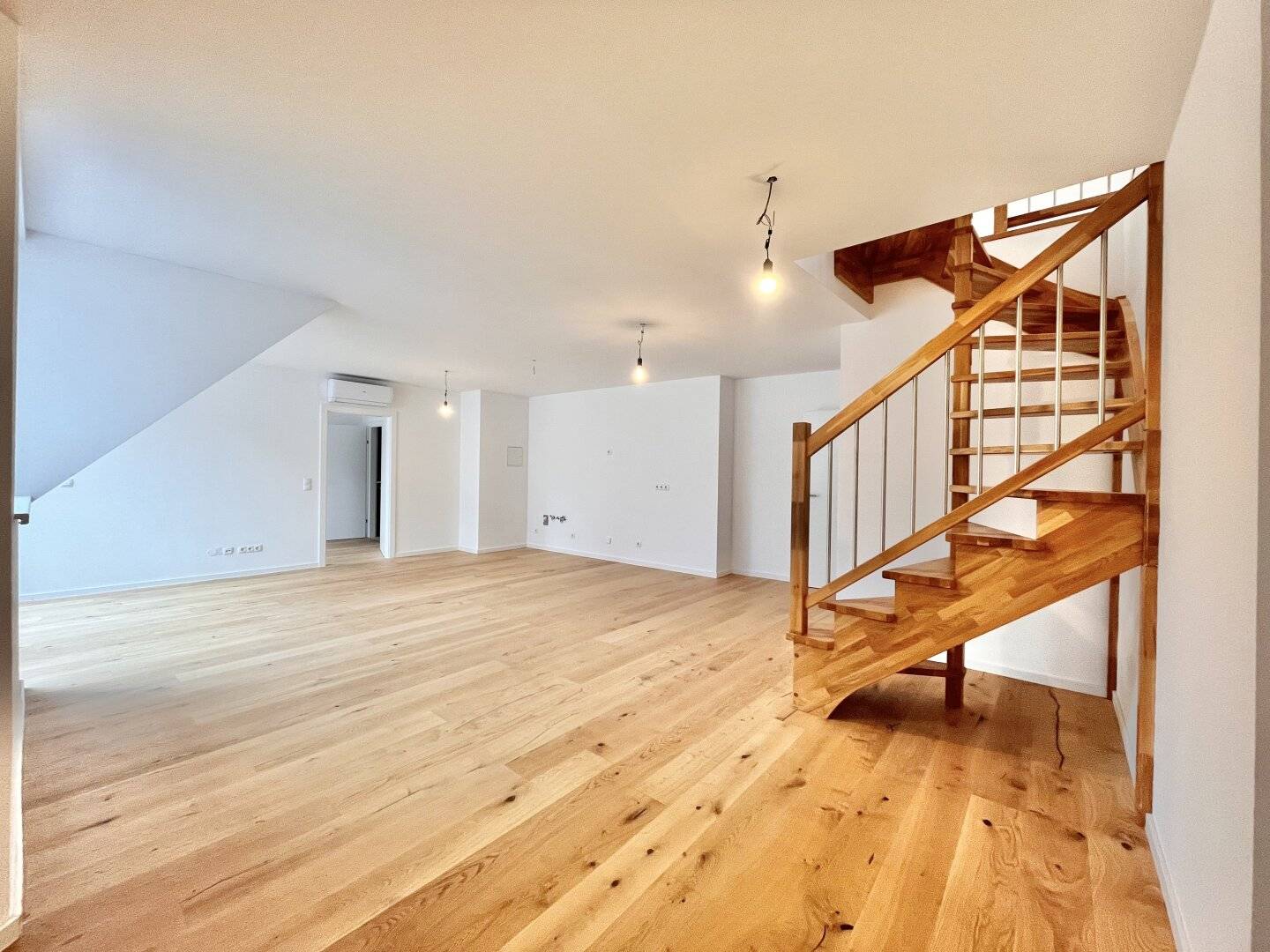 HELL UND MODERN- 3 ZIMMERWOHNUNG MIT BALKON UND TERRASSE AUF 2 EBENEN  NÄHE SCHLOSS BELVEDERE