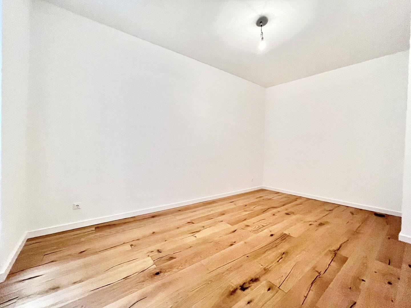 GENERALSANIERTE 2 ZIMMERWOHNUNG MIT BALKON NÄHE SCHLOSS BELVEDERE