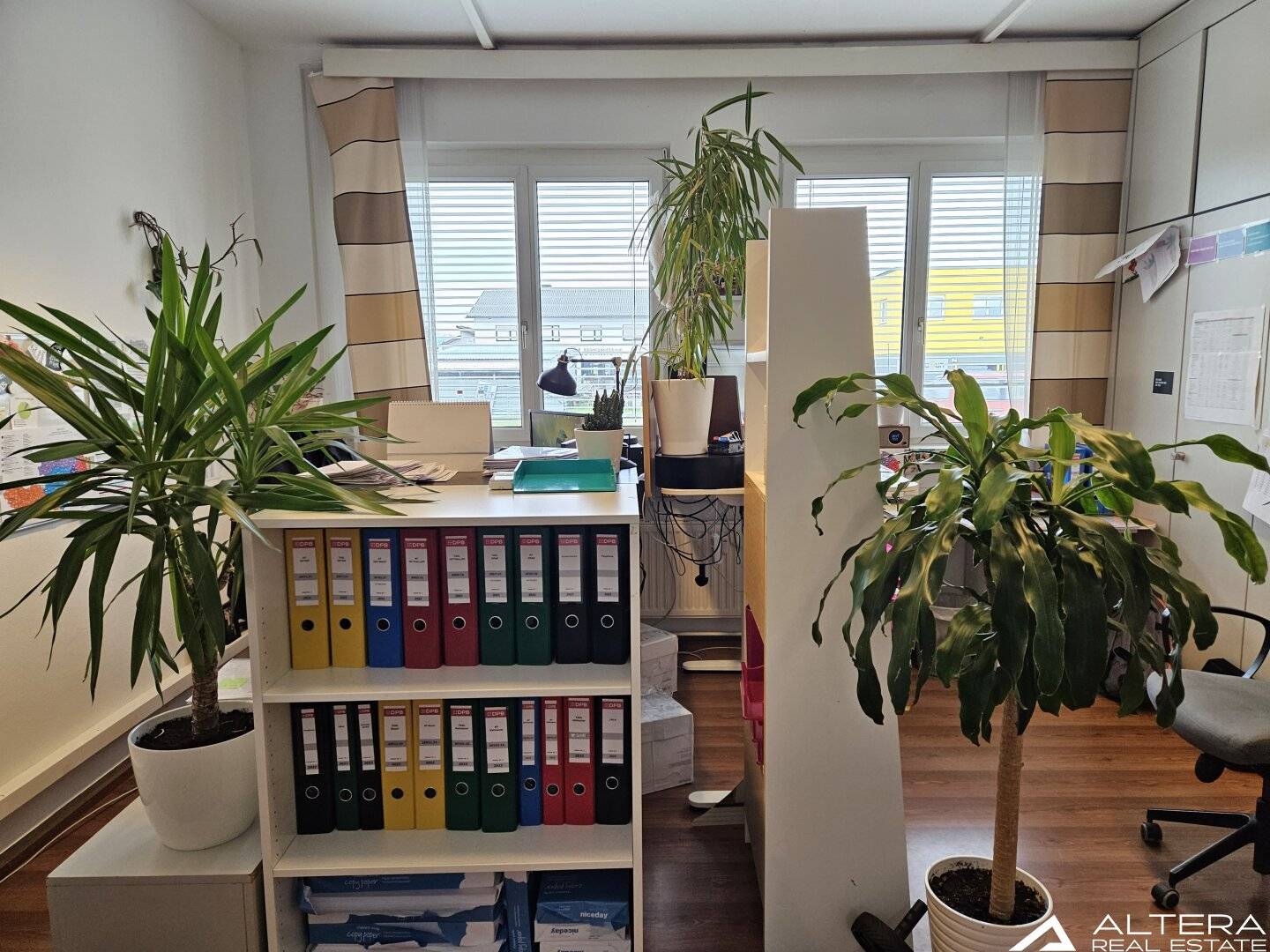 Feldkirchen bei Graz! - Büroflächen mit ca. 400m² samt befahrbarem Keller ca. 900m² mit LKW's und überdachte Freiflächen-Box ca. 120m²