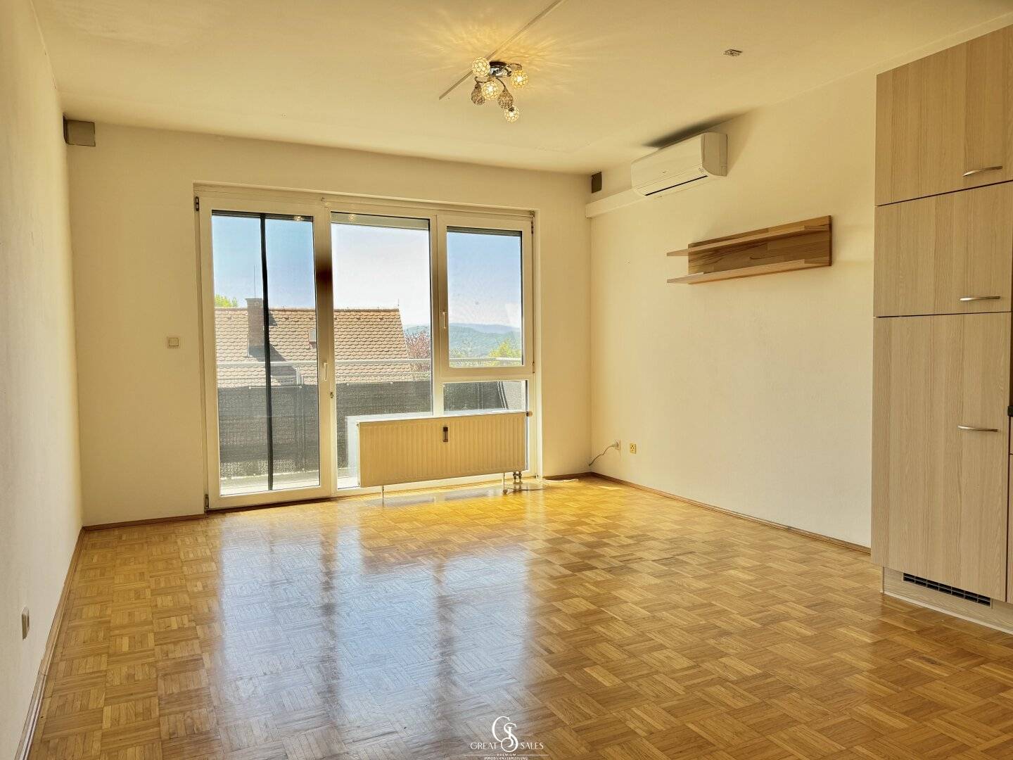 Gemütliche Garçonnière mit traumhaften Ausblick, großzügigen Balkon, INKL. TIEFGARAGENSTELLPLATZ - in LKH Nähe