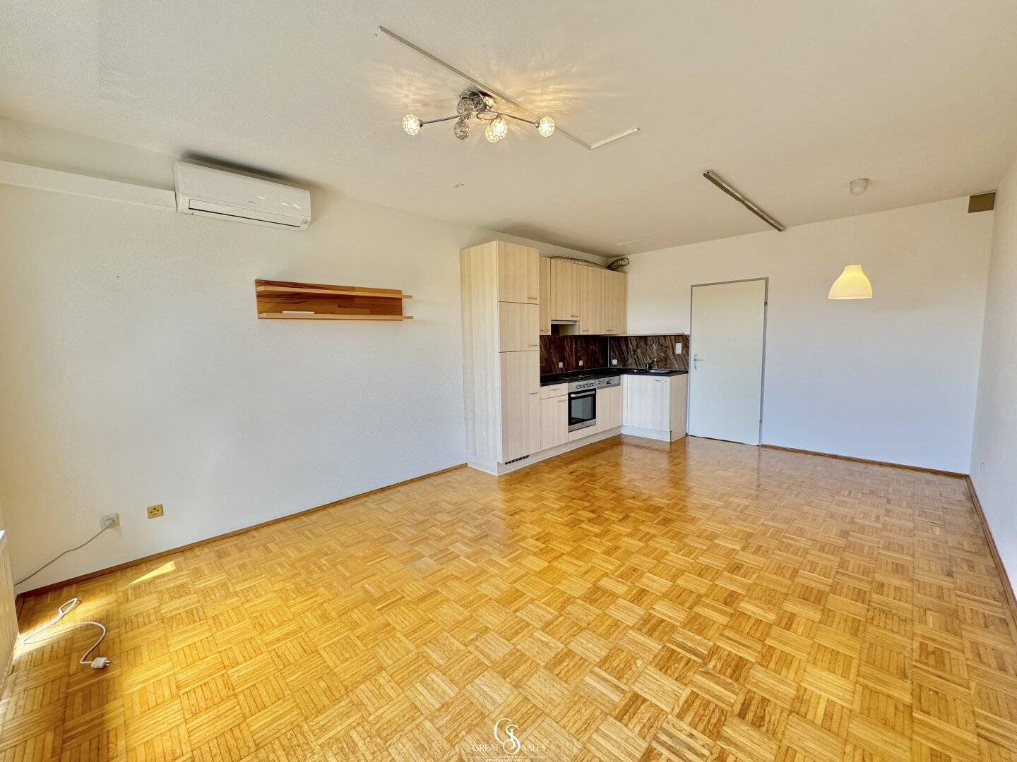 Gemütliche Garçonnière mit traumhaften Ausblick, großzügigen Balkon, INKL. TIEFGARAGENSTELLPLATZ - in LKH Nähe