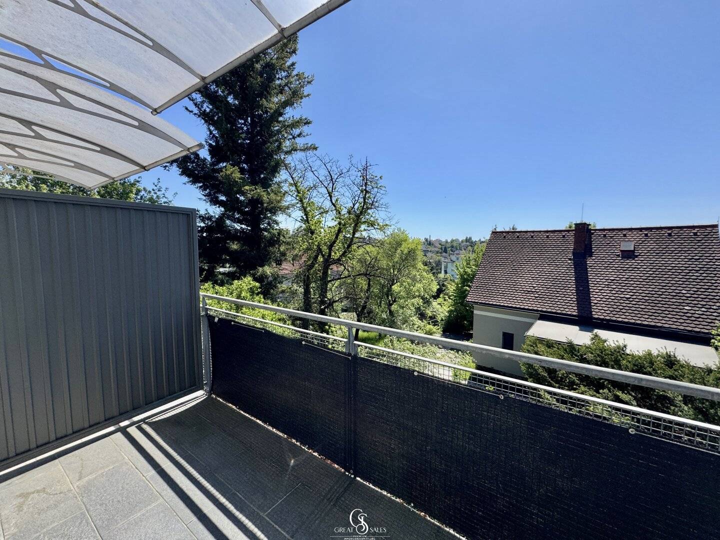 Gemütliche Garçonnière mit traumhaften Ausblick, großzügigen Balkon, INKL. TIEFGARAGENSTELLPLATZ - in LKH Nähe