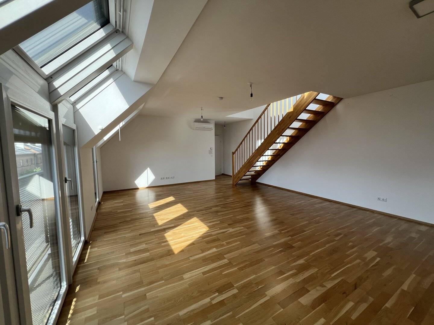 Baujahr 2020 - 4 Zimmer DG-Maisonette mit 15,75m2 Terrasse