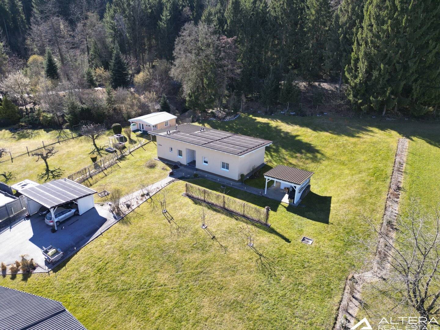 Modernes Einfamilienhaus in absoluter Ruhelage mit großem Grundstück, PV-Anlage, Notstromversorgung und eigener Quelle!!