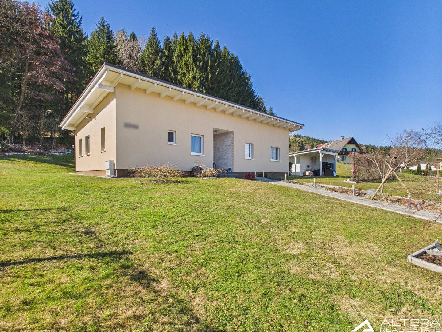 Modernes Einfamilienhaus in absoluter Ruhelage mit großem Grundstück, PV-Anlage, Notstromversorgung und eigener Quelle!!