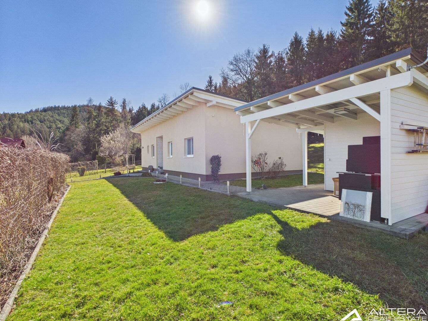 Modernes Einfamilienhaus in absoluter Ruhelage mit großem Grundstück, PV-Anlage, Notstromversorgung und eigener Quelle!!