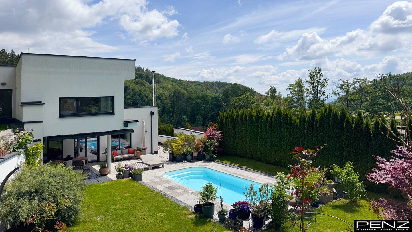 LICHTENBERG: Architektur trifft Natur – Exklusive Designvilla mit Pool und Panoramablick