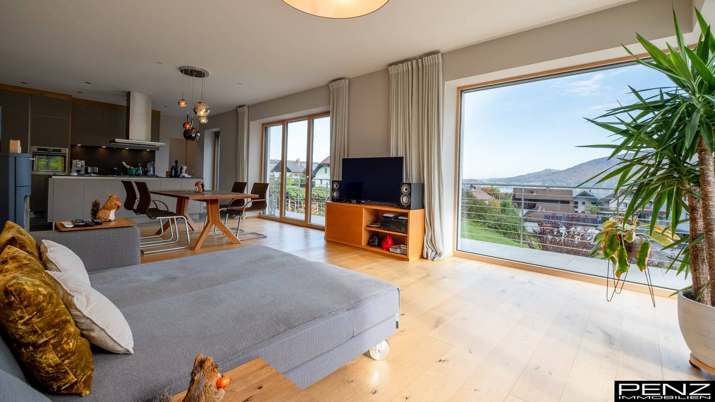 ALTMÜNSTER: Neuwertiges Traumhaus mit unverbaubarem Seeblick