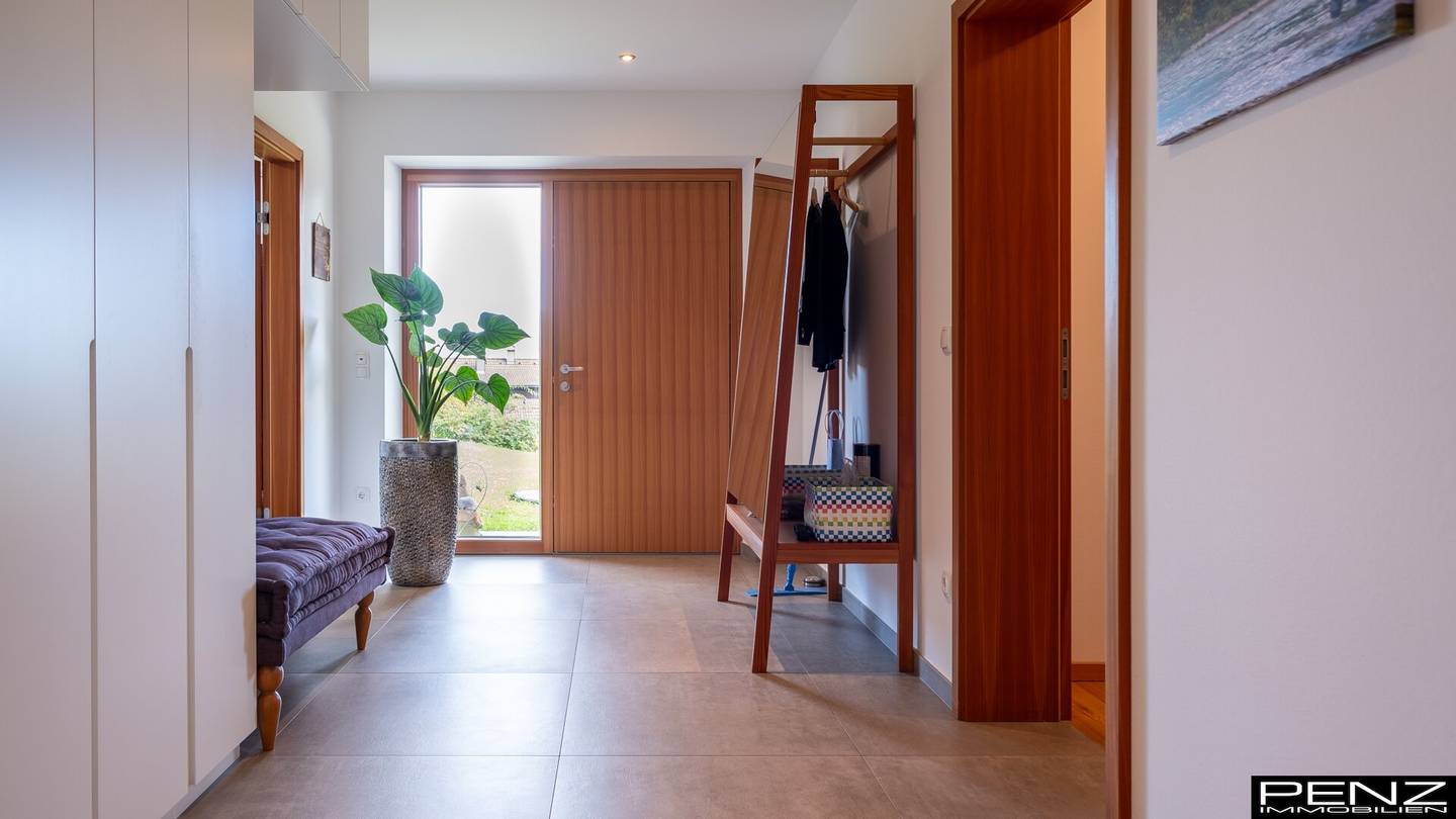 ALTMÜNSTER: Neuwertiges Traumhaus mit unverbaubarem Seeblick