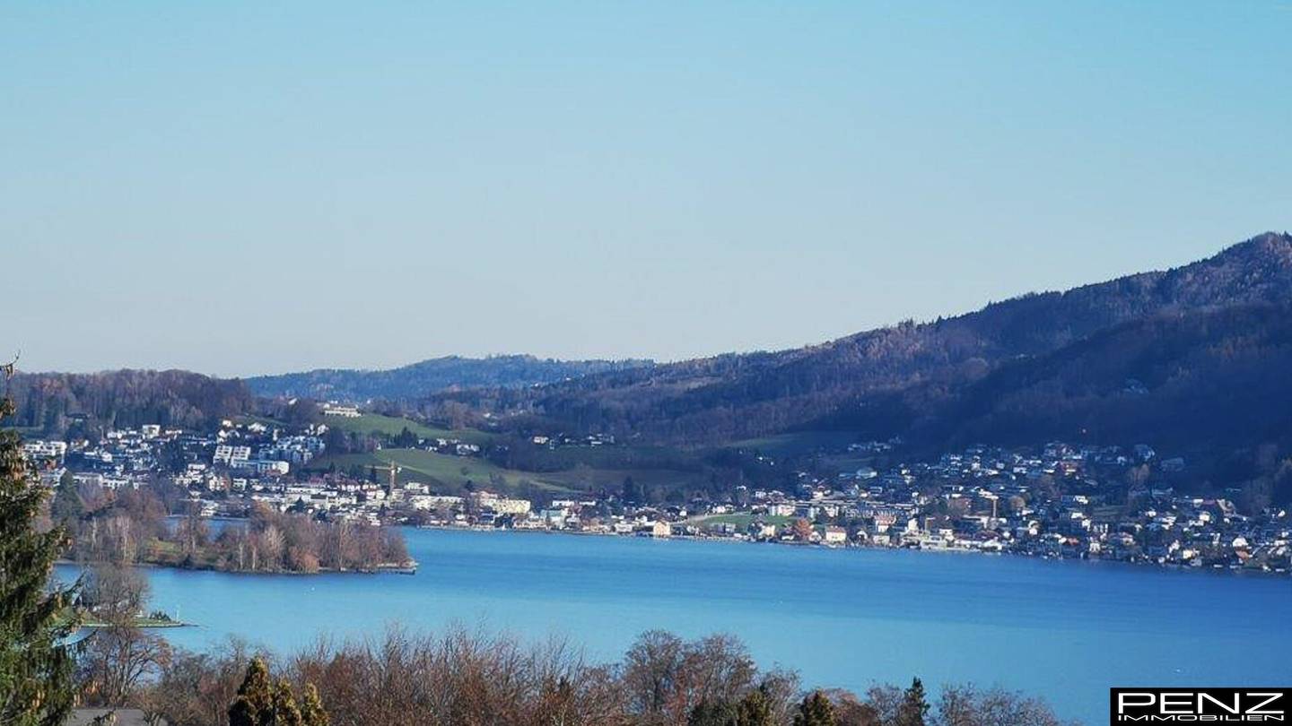 ALTMÜNSTER: Neuwertiges Traumhaus mit unverbaubarem Seeblick