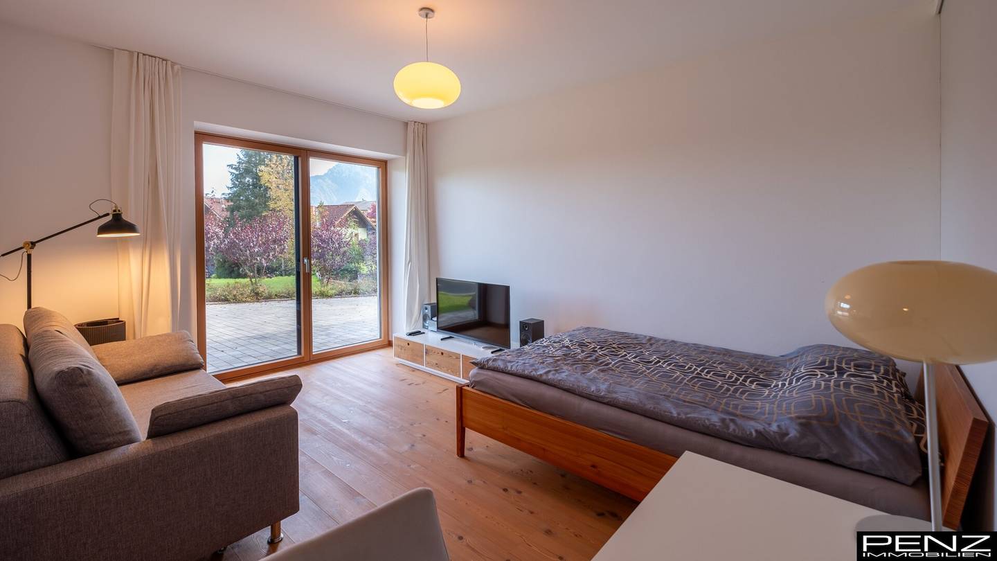 ALTMÜNSTER: Neuwertiges Traumhaus mit unverbaubarem Seeblick