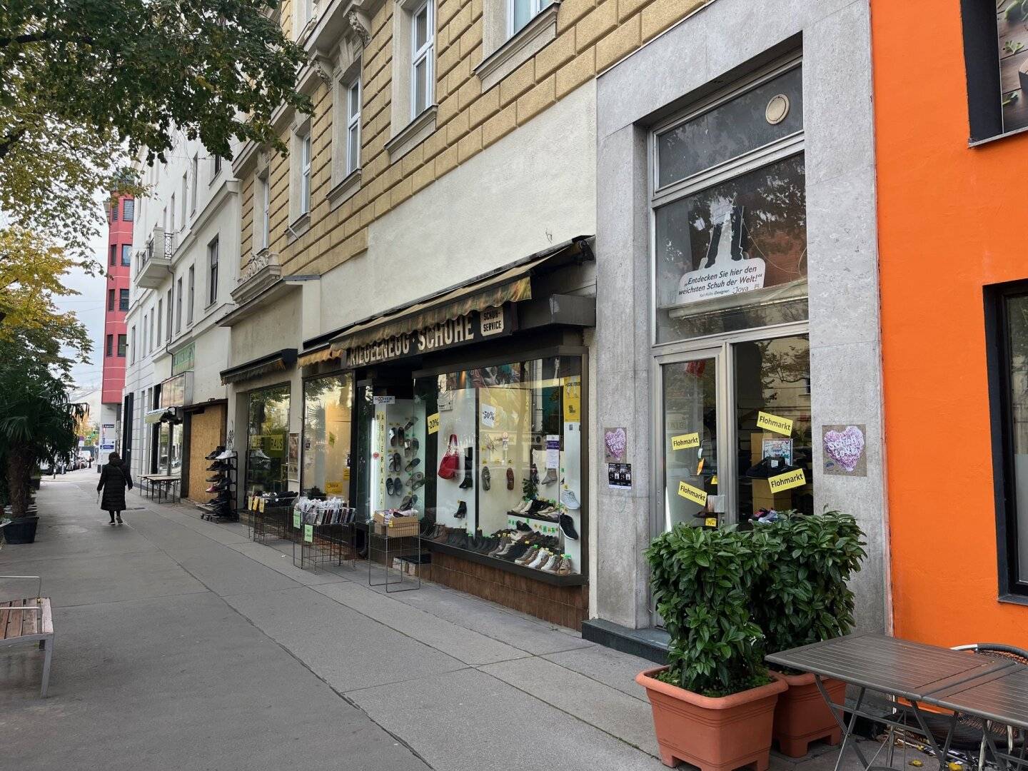 Wiedner Hauptstraße - sanierungsbedürftiges Geschäftslokal mit Auslagen zu vermieten