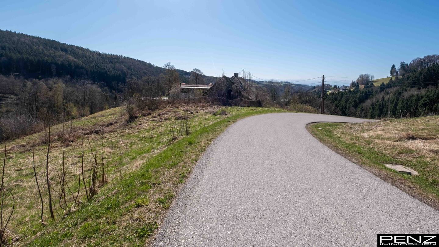 Kirchschlag bei Linz: Bauernhof mit 2,5 ha Land, Garten & traumhaftem Bergblick in Kirchschlag bei Linz!