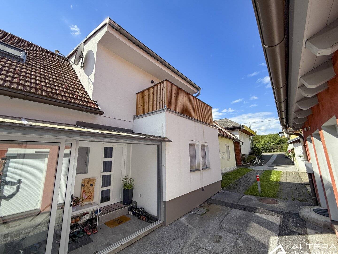 TOP ANGEBOT!! Frisch saniertes Reihenhaus mit Balkon und eigenem Gartenanteil in Pölfing-Brunn!!