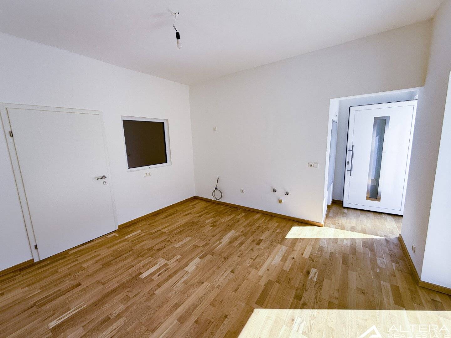 TOP ANGEBOT!! Frisch saniertes Reihenhaus mit Balkon und eigenem Gartenanteil in Pölfing-Brunn!!
