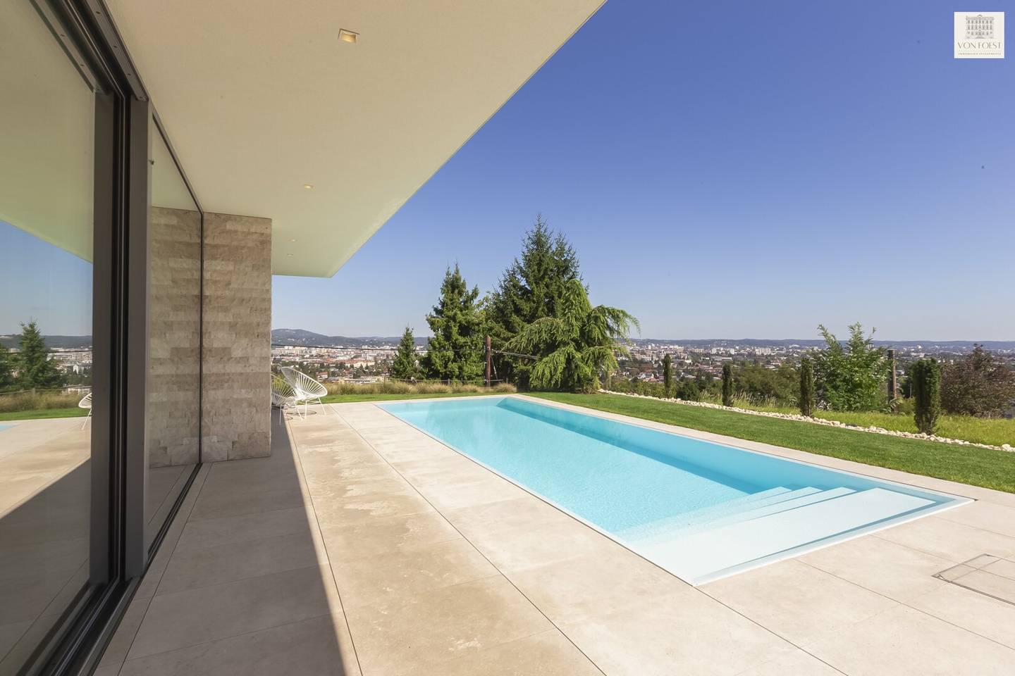 WOHNEN AUF HÖCHSTER EBENE - Einzigartiges Anwesen mit Pool und atemberaubendem Panoramablick über die Stadt bis hin zum Schlossberg